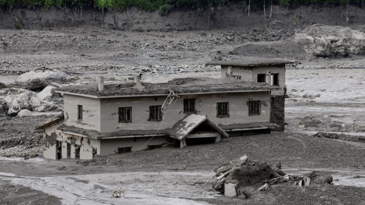 Nepal'deki selde hayatını kaybedenlerin sayısı 939'a yükseldi