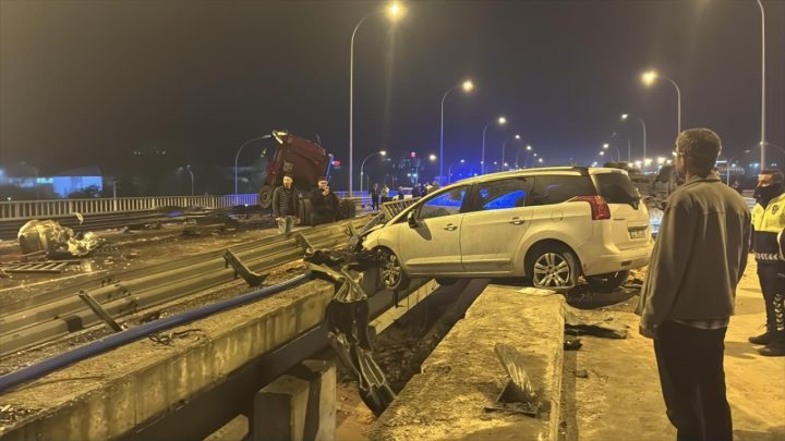 Afyonkarahisar'da tuğla yüklü tır ile 3 otomobil çarpıştı