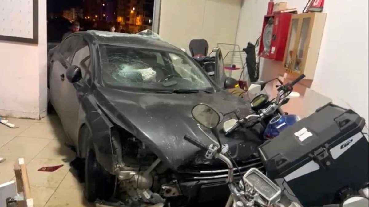 Virajı alamayan otomobilin iş yerine girdiği anlar kamerada