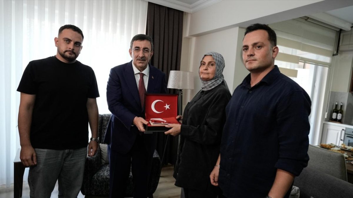 Cumhurbaşkanı Yardımcısı Yılmaz, Sinop'ta şehit ailesini ziyaret etti