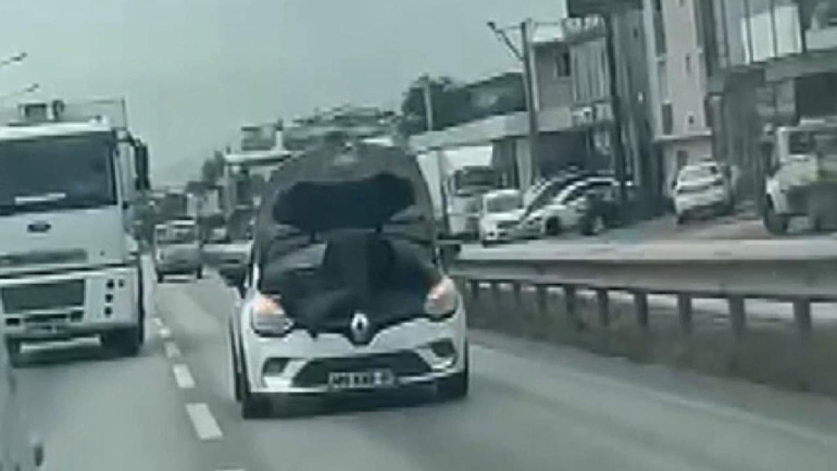 Trafikte şaşkına çeviren görüntü: Seyir halindeki araçta tamirat