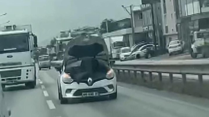 Trafikte şaşkına çeviren görüntü: Seyir halindeki araçta tamirat