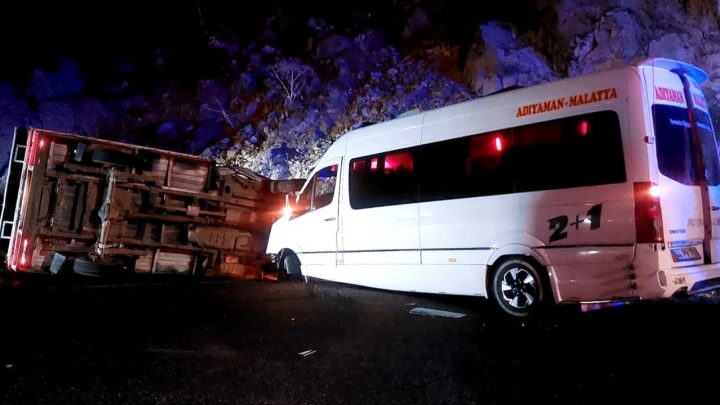 Giresun'da işçi minibüsü ile kamyonet çarpıştı: 23 yaralı