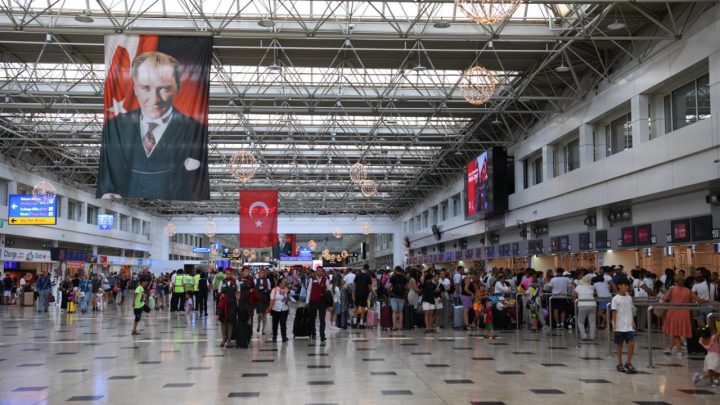 Hava yoluyla 8 ayda 167,5 milyon yolcu seyahat etti