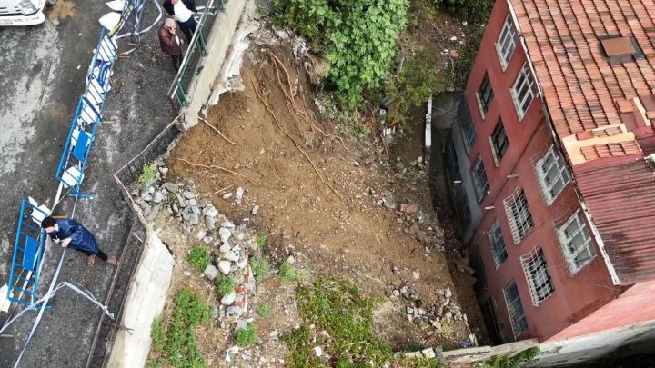 İstanbul'da toprak kayması: Apartmandaki 25 kişi tahliye edildi