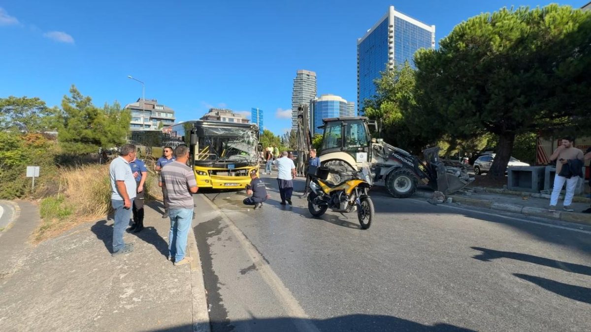 İETT'ye bağlı özel halk otobüsüyle iş makinesi çarpıştı: 5 yaralı