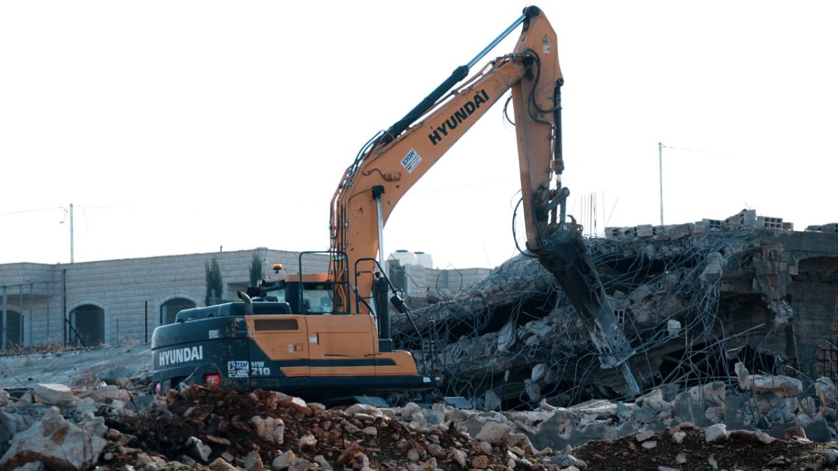 İşgalci İsrail ordusu Batı Şeria'da 8 Filistinlinin yaşadığı evi yıktı