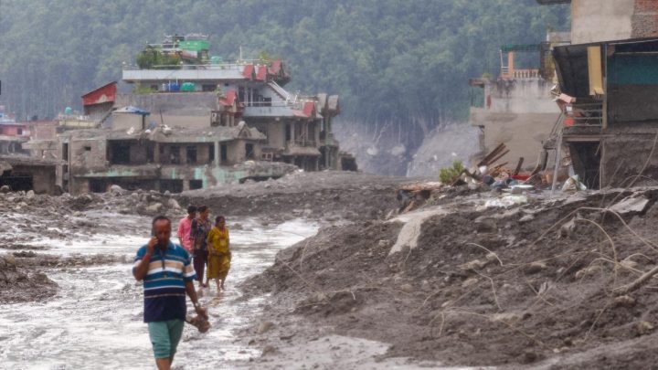 BM: Nepal'deki seller en az 2,2 milyon ton enkaz bıraktı