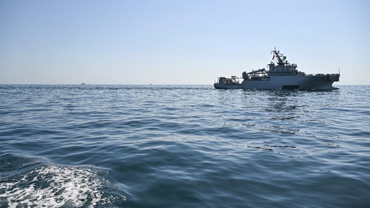 Silivri açıklarında batan gemideki mürettebatı arama çalışmaları sürüyor