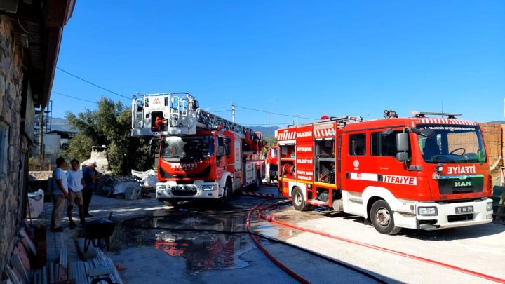 Balıkesir'deki yangında 5 iş yeri zarar gördü