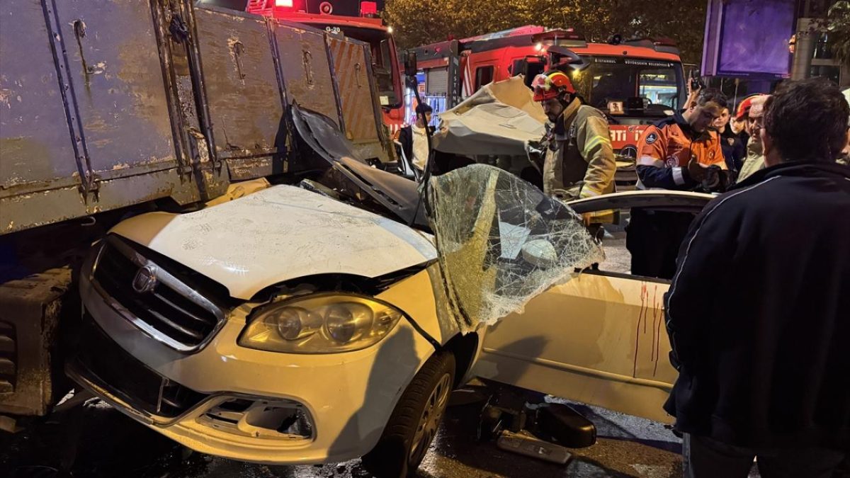 Beyoğlu'nda taksiye çarpan otomobil kamyonetin altına girdi: 3 yaralı