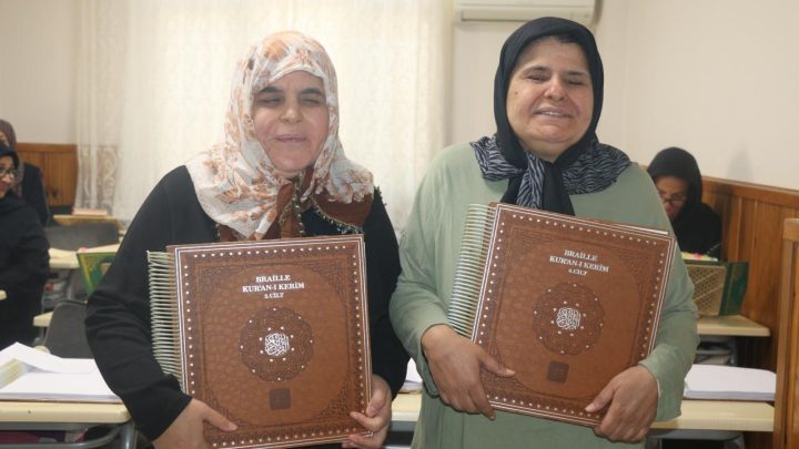Parmak uçlarıyla Kur'anı Kerim'i birçok kez hatmettiler