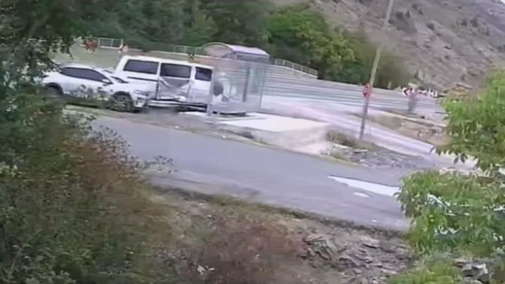 Gümüşhane'de durakta bekleyen kadın kazadan kıl payı kurtuldu