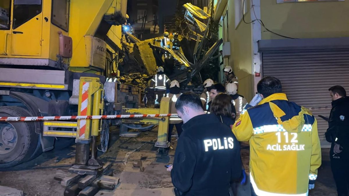 Beyoğlu'nda 5 katlı metruk bina çöktü