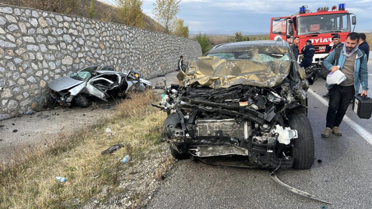Çorum'da iki otomobil çarpıştı: 4 ölü, 2 yaralı