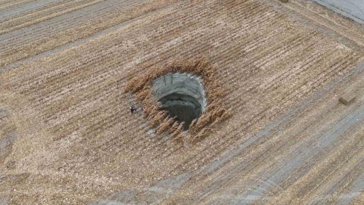 Konya'da mısır tarlasında 10 metre çapında yeni obruk oluştu