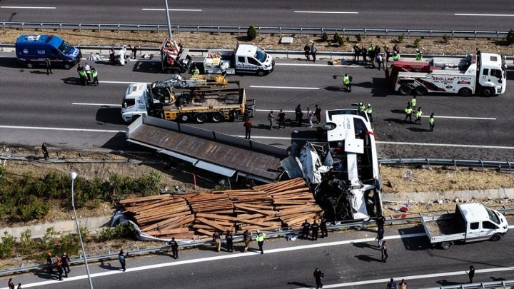 Manisa'da yolcu otobüsü ile çekici çarpıştı: 11 ölü, 27 yaralı