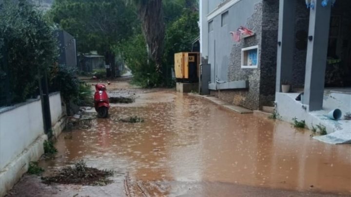 Mersin'de sağanak: Ev ve iş yerlerini su bastı