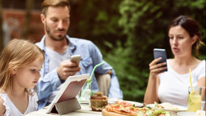 İtalya'nın Sardinya Adası'ndaki restoranlarda ailelere telefon yasağı