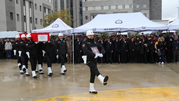 Şehit olan polis memuruna veda