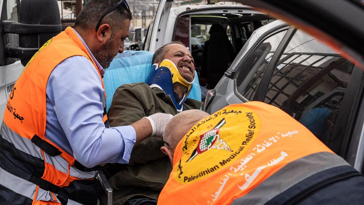 İsrailli işgalciler, askerlerin gözü önünde basın fotoğrafçısını dövdü