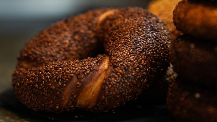 Çikolatadan sucuğa, simit çeşitlenerek büyüyor
