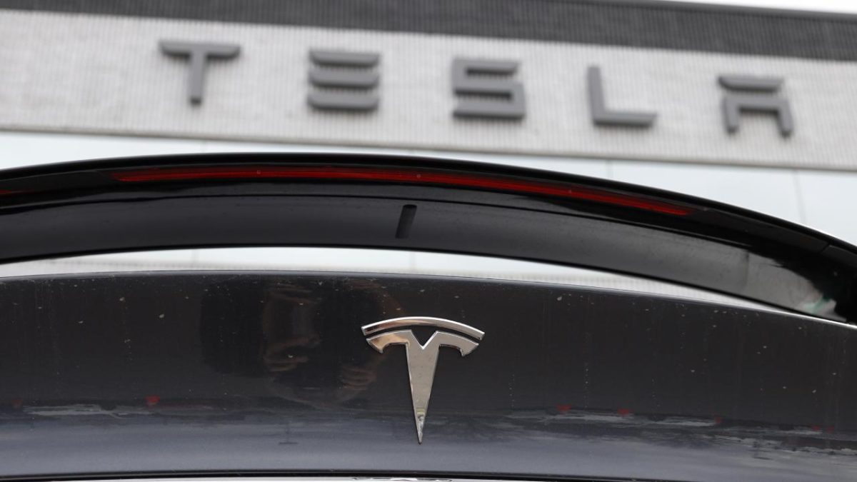 Tesla, uçan otomobil olduğunu iddia ettiği aracını tanıttı