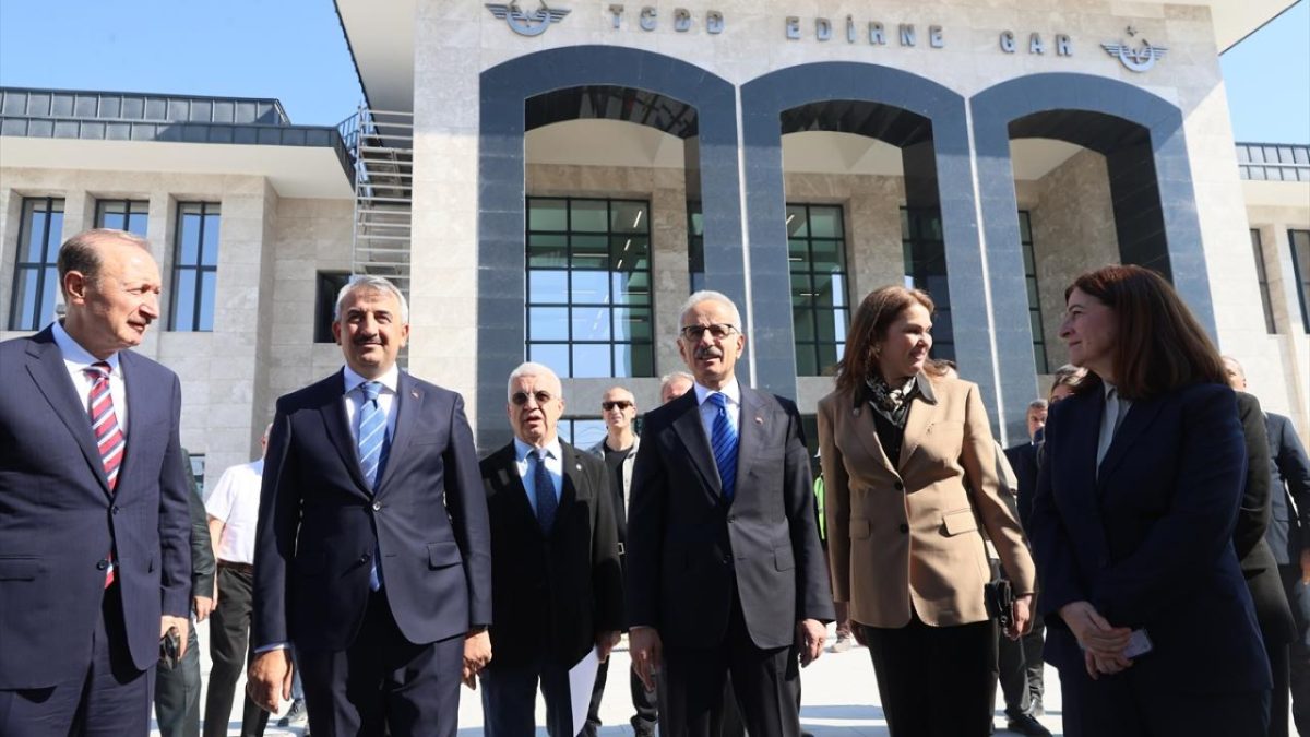 Bakan Uraloğlu, yapımı tamamlanan Edirne Garı'nı inceledi