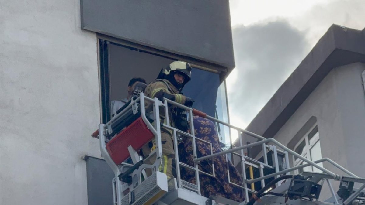 Kadıköy'de 8 katlı binada yangın