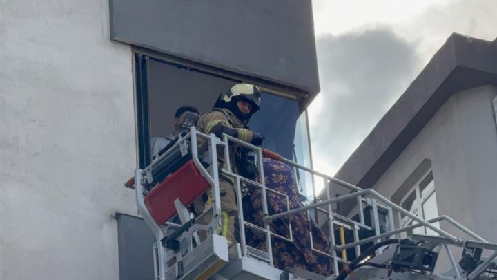 Kadıköy'de 8 katlı binada yangın
